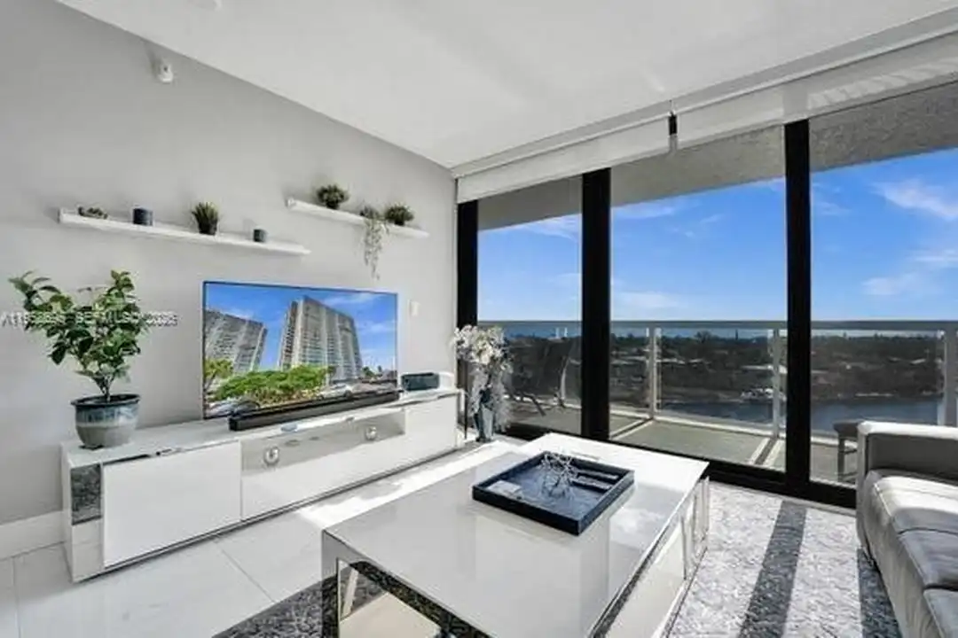 Apartment in Miami - More