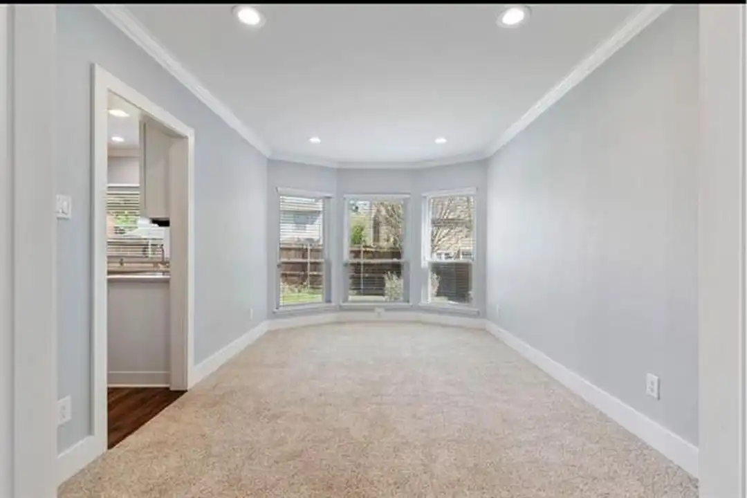 House in Grapevine - More