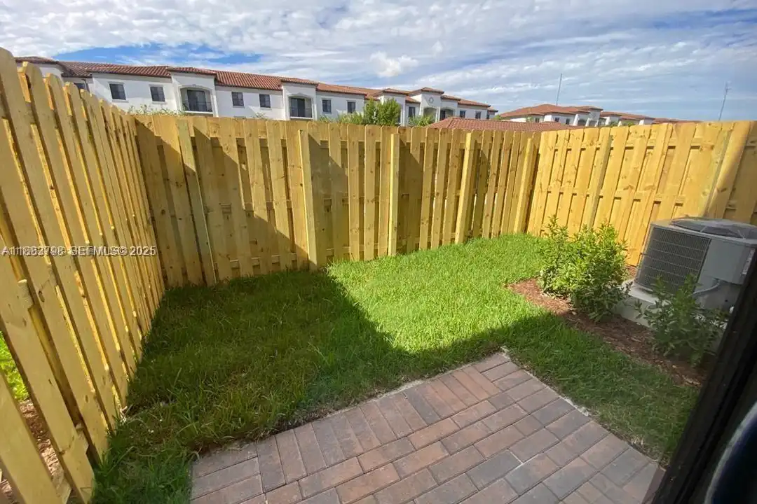 806 NE 211th St - View 3