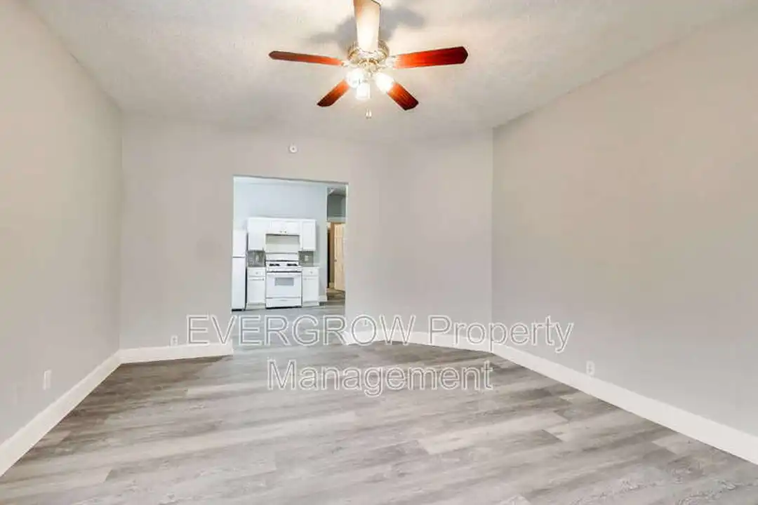 415 N Oxford St – pohled 6