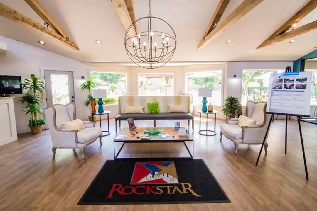 1175 Stadium Dr - View 3
