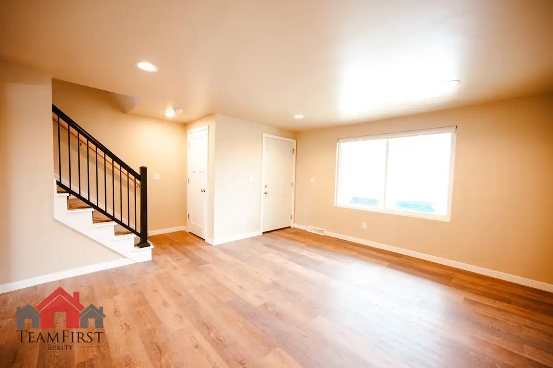 2022 Terry Ln - View 5