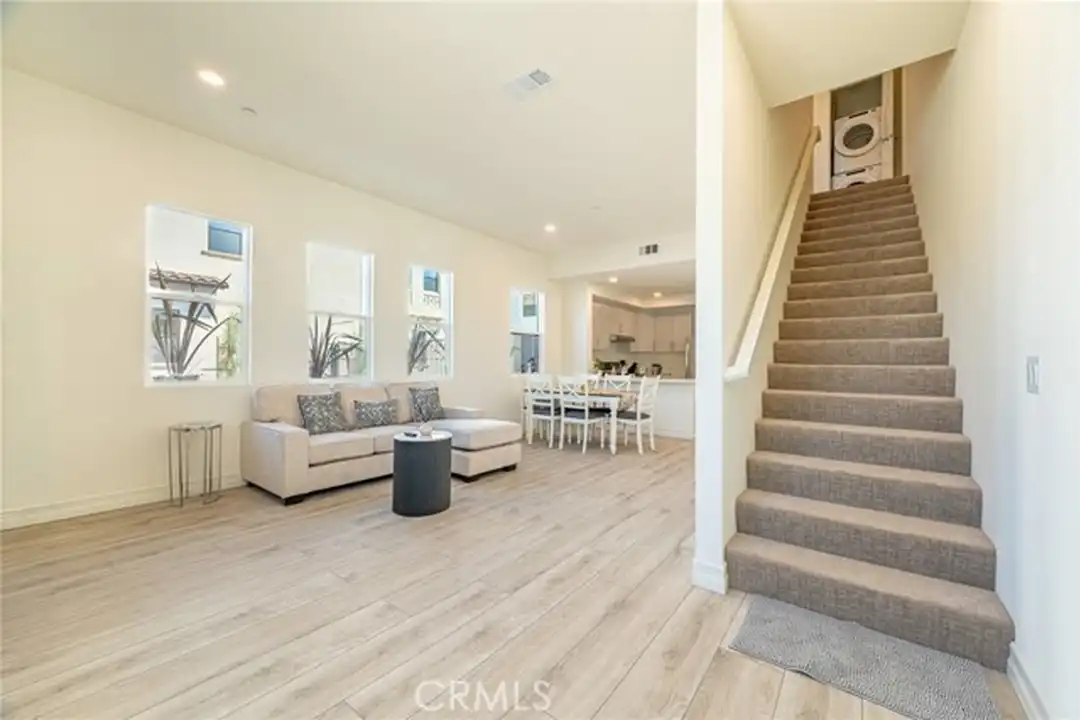 Apartment in Monterey Park - More