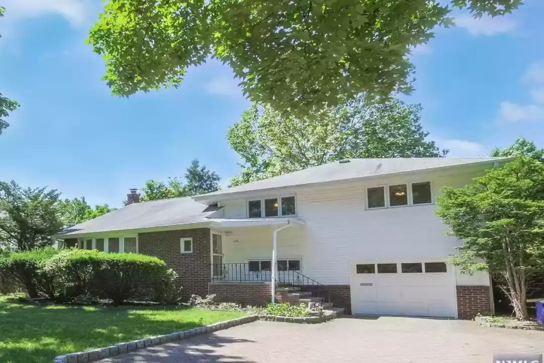 10 Center St – photo 1 of 17