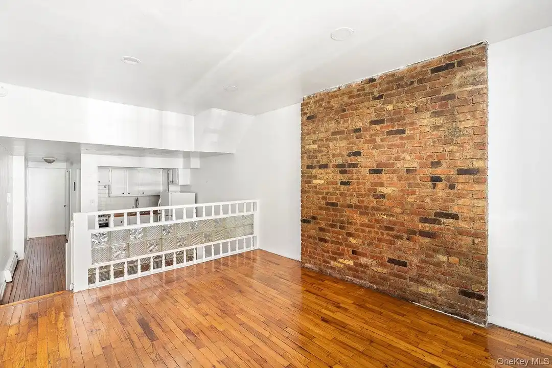 160 E 26th St #1G – photo 1 of 5