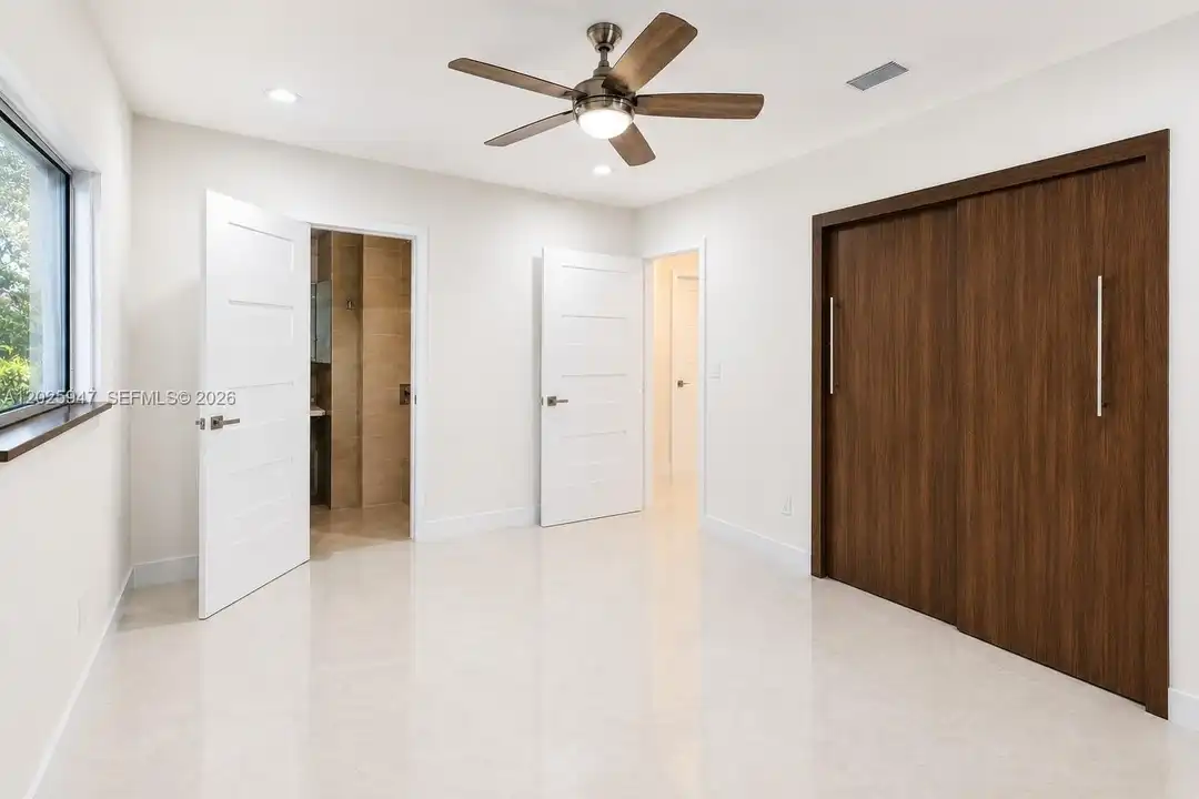901 NW 9th Ct - More