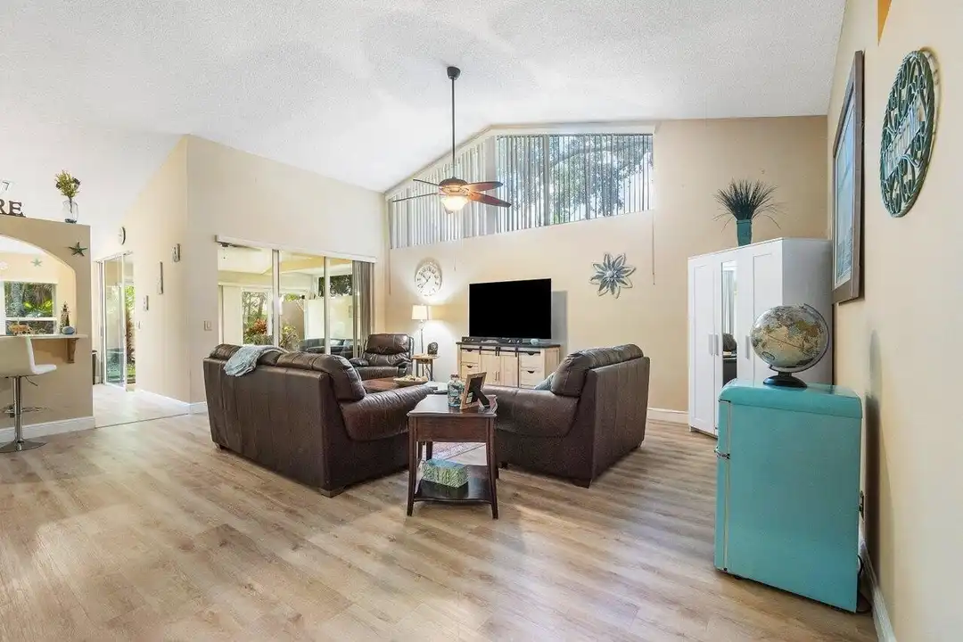 1804 Rosewood Way - More