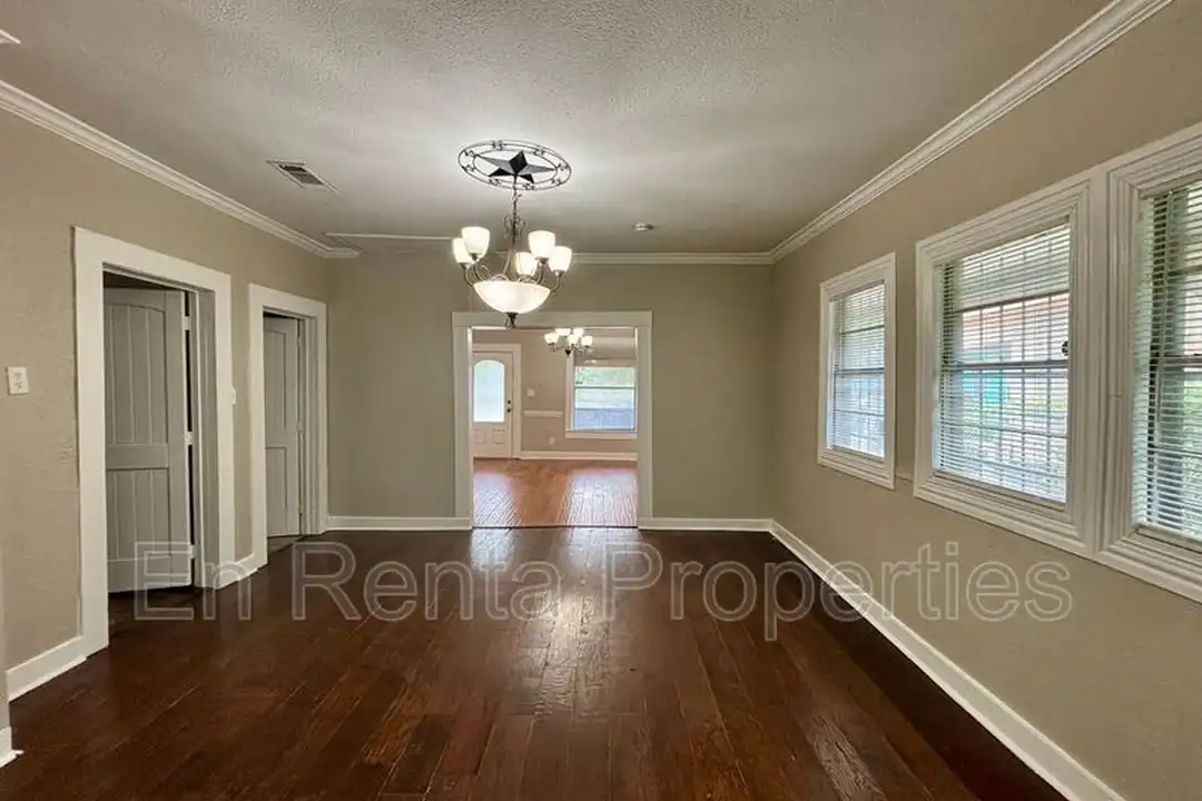 1925 St Louis Ave - More