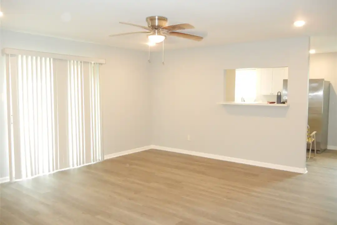 20811 Emerald St - View 4