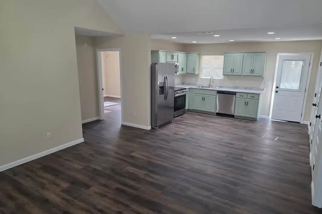 687 N Washington St – photo 1 of 14