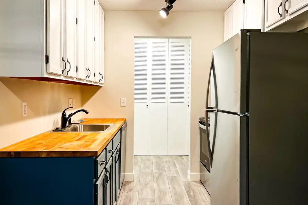 2800 Hillsboro Ave N unit 1 - View 3