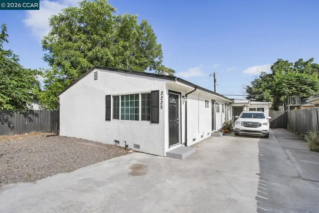 2225 E Myrtle St – photo 1