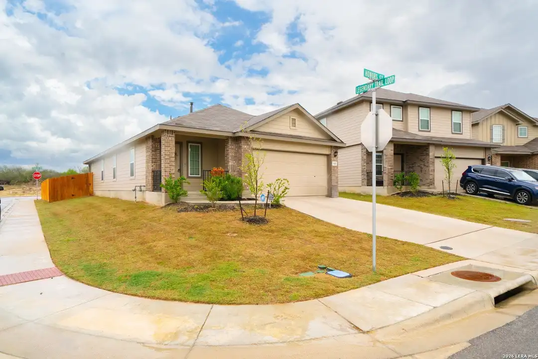 House in Floresville - View 2