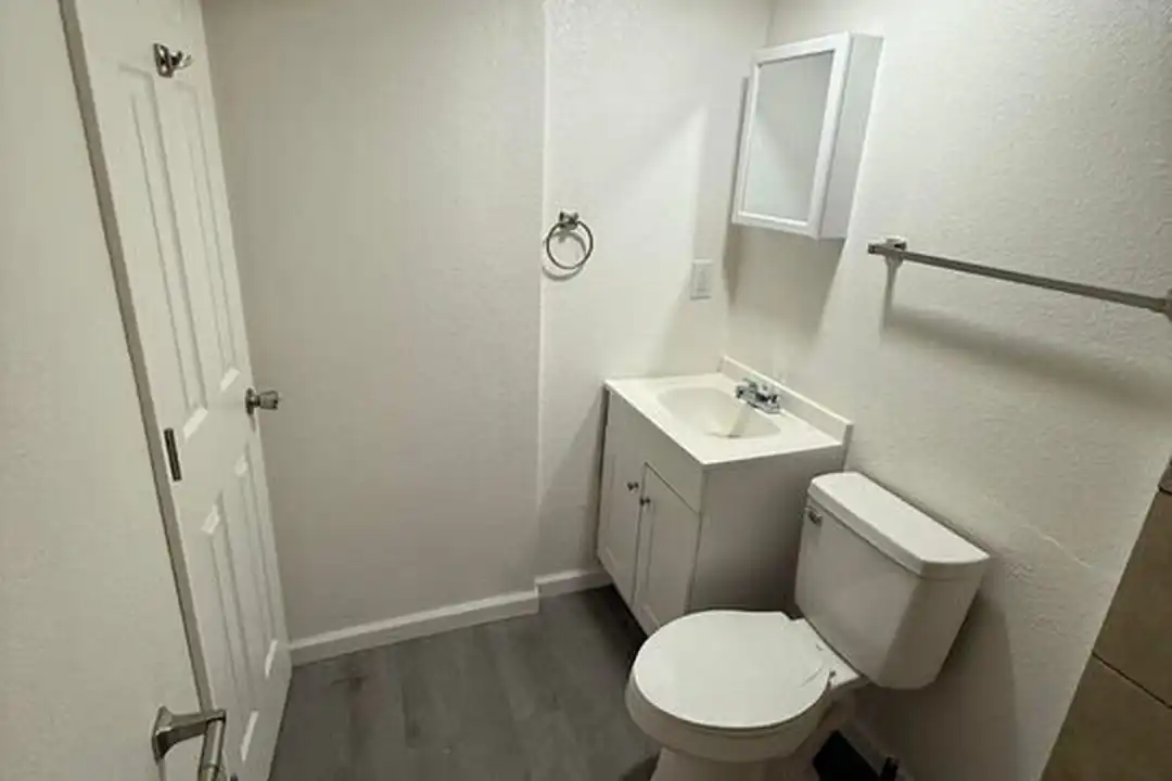 232 W Barbara St #D - View 6