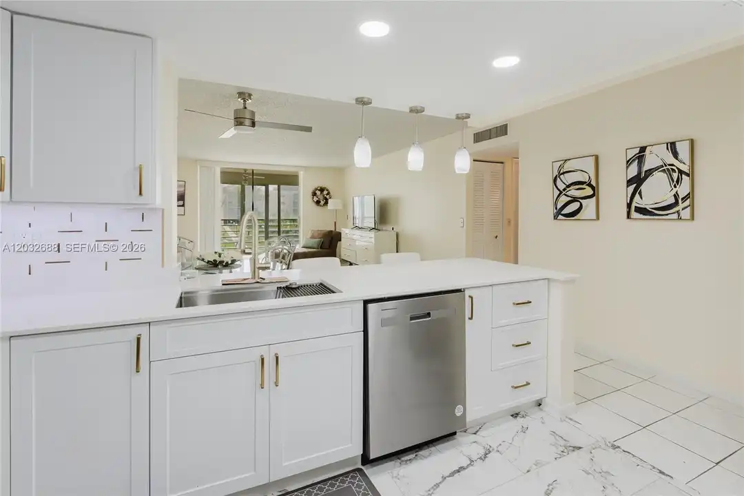 Apartment in Dania Beach - More