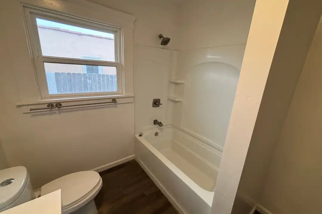 520 E Cypress St - More