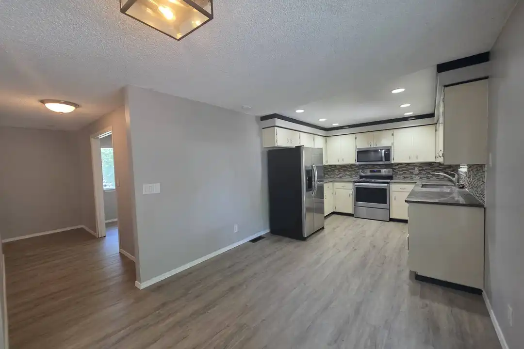 7113 W Arrowhead Ave - More