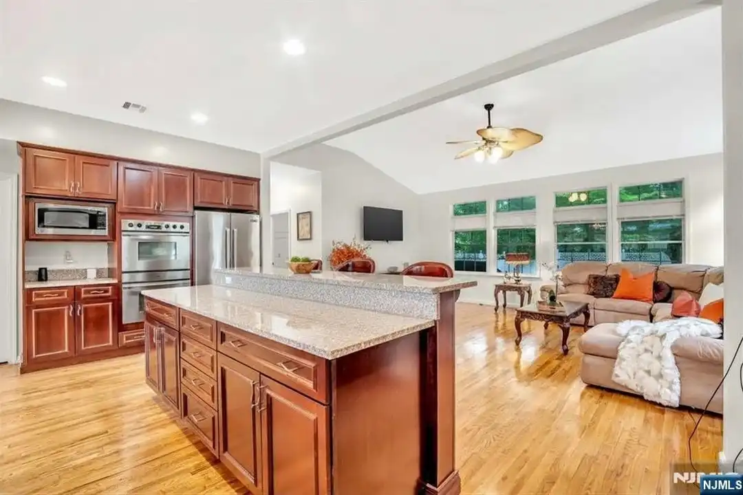 8 Mary Ct - View 4