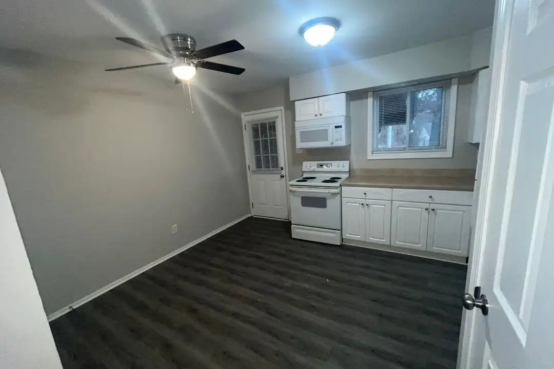 1500 Schiller Ave unit 1500-D – photo 1 of 6