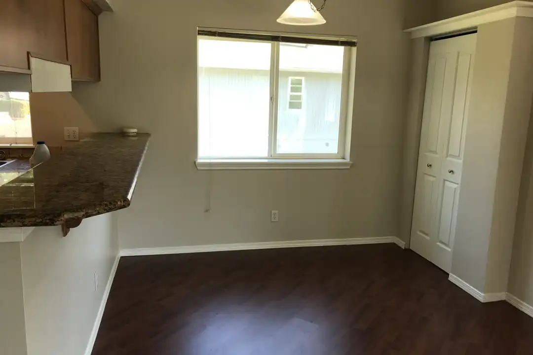 9090 Ravenna Ave NE unit 101 – pohled 5