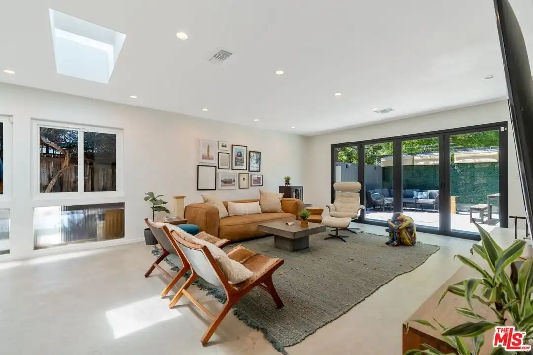2820 Nichols Canyon Pl - Още