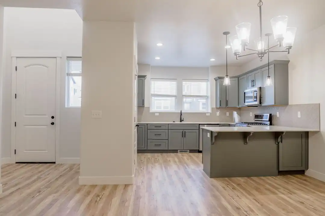 Apartment in Eagle Mountain - View 4