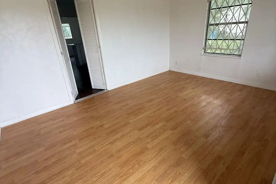 3255 Waverly St - More