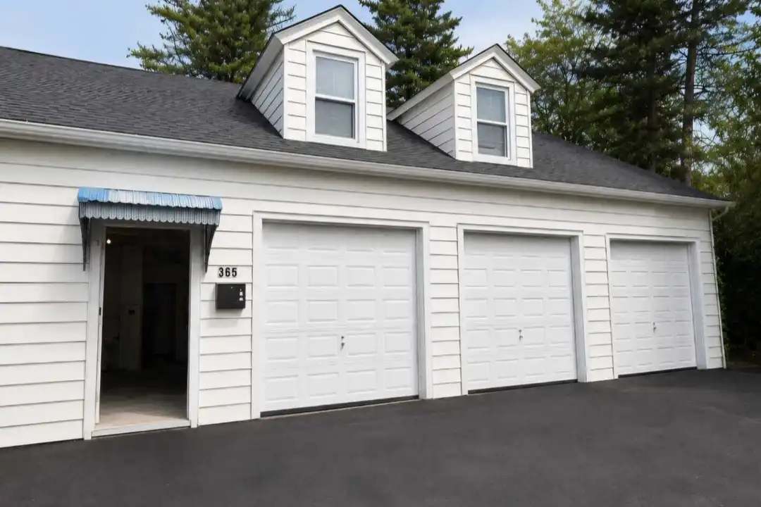 365 Circular Ave – photo 1 of 5
