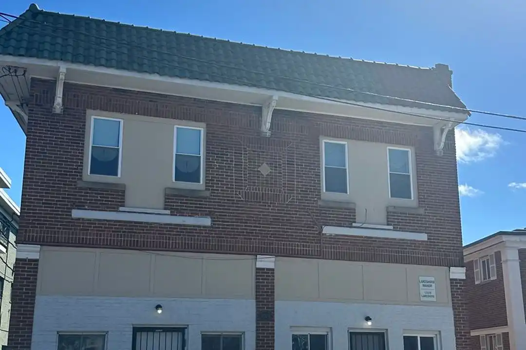 17568 Lakeshore Blvd unit 9 – photo 1