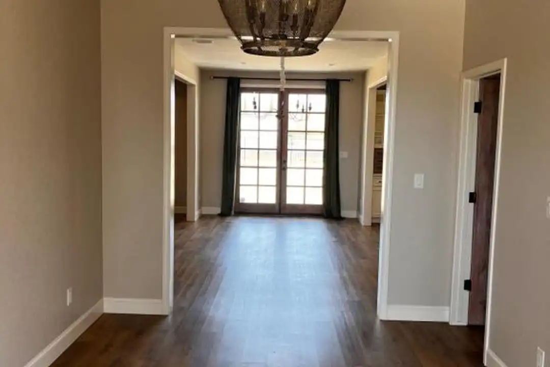 4421 Stetson Ave - More