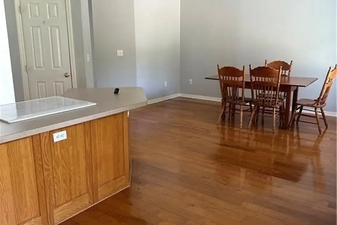 2010 S Elm St - View 3