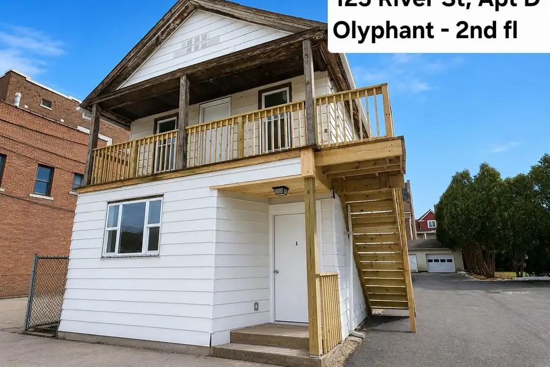 125 N River St #D – photo 1 of 11