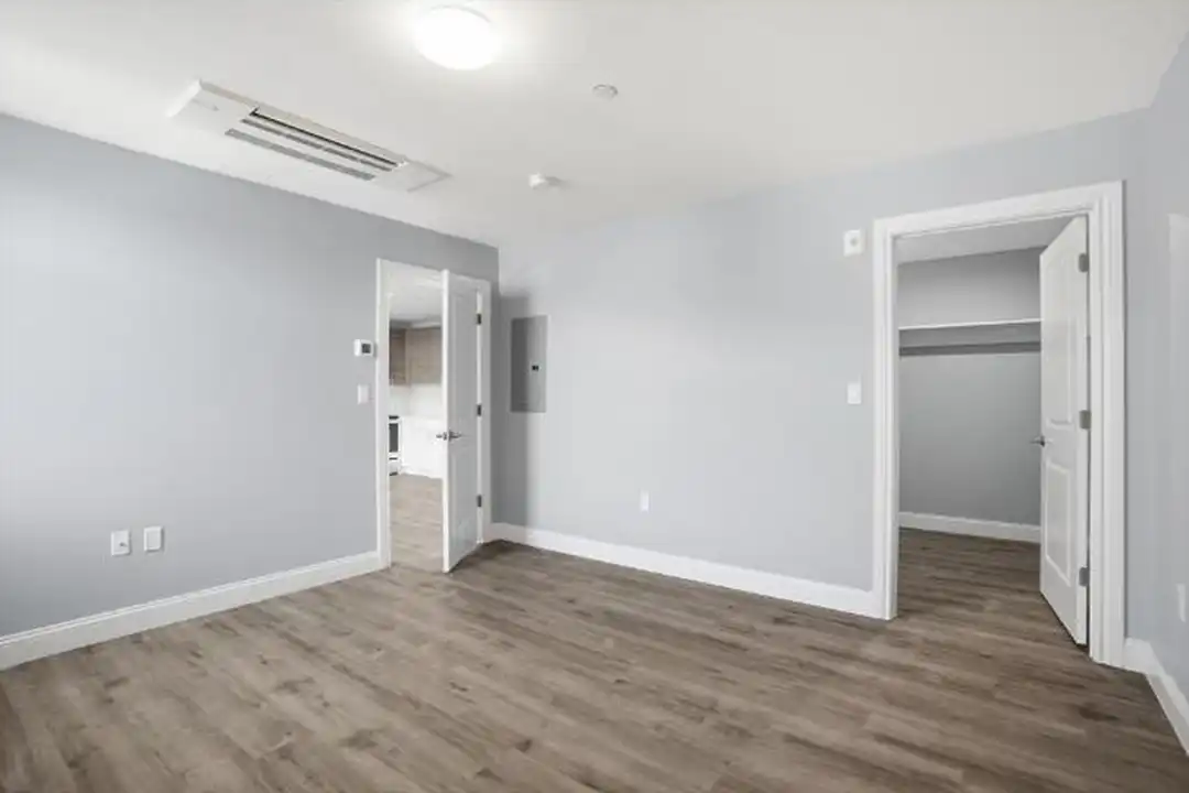 632 Centre St - More