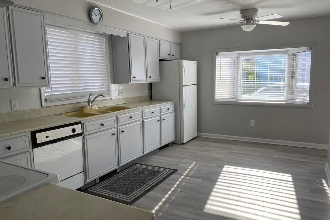131 S Blakely St – photo 1 of 21