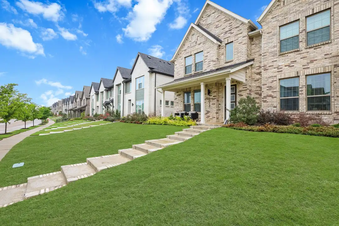 1013 Carnation Dr - View 3
