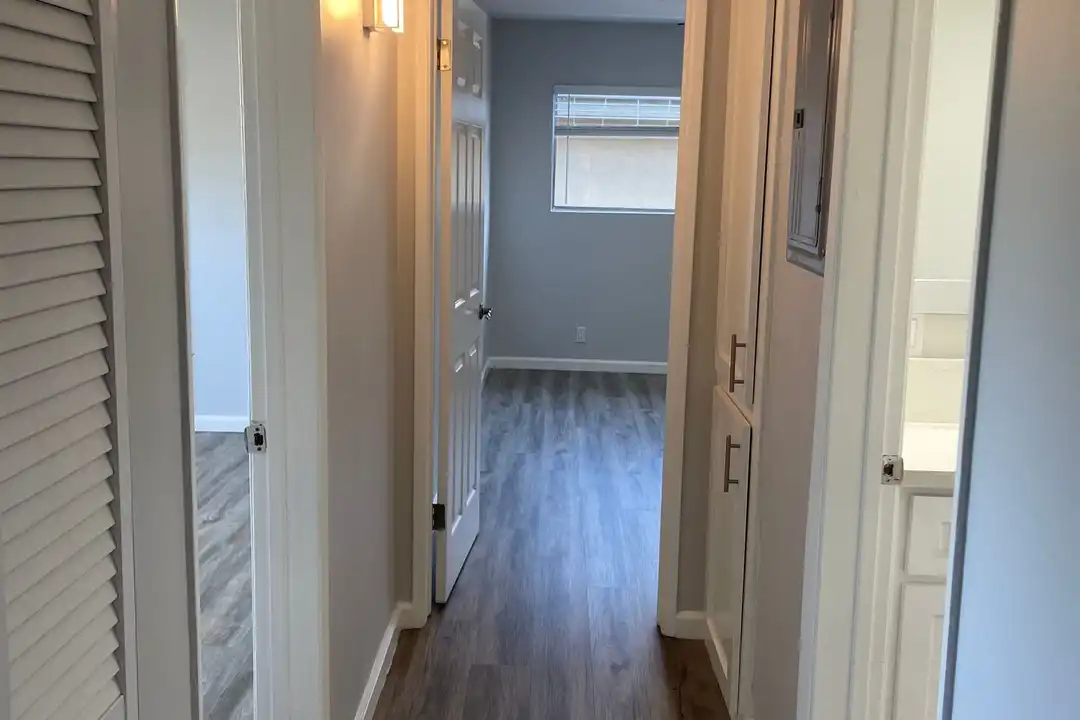 Apartment in Beverly Hills - View 3