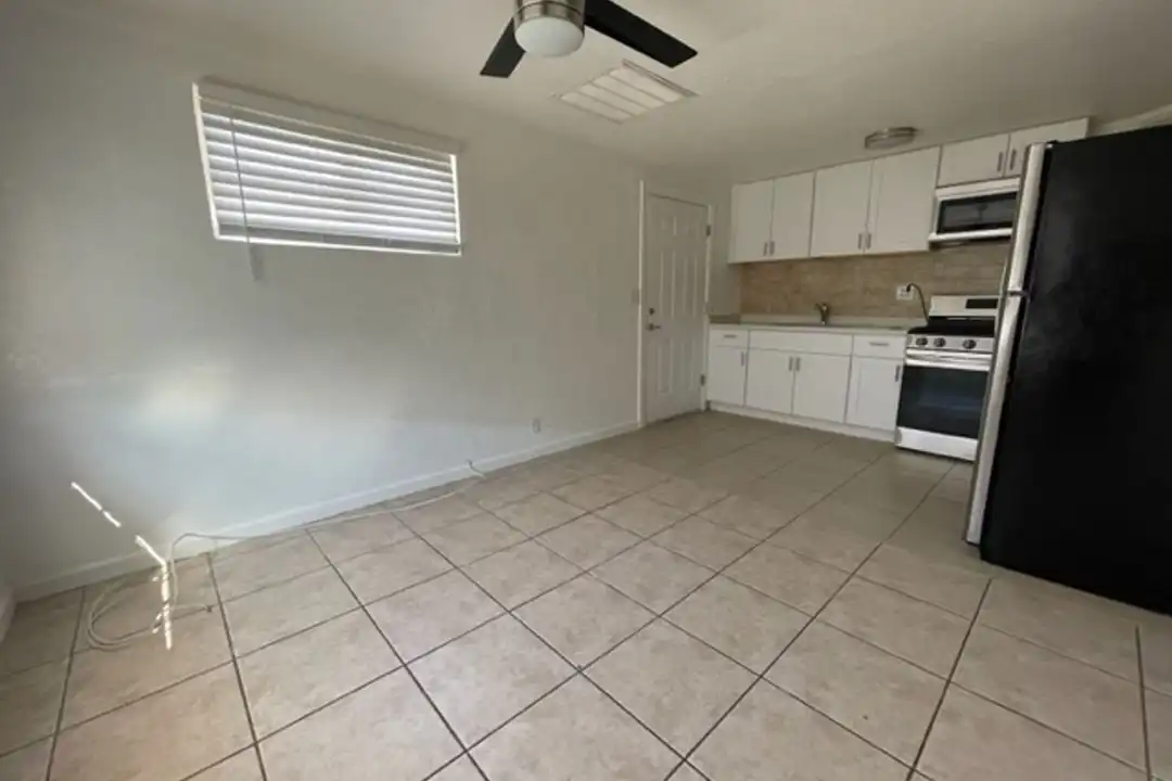 2126 W Orangewood Ave unit 2128 - More