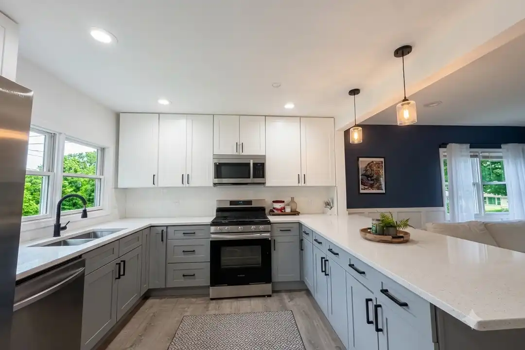 716 NW Holcomb Dr – photo 1