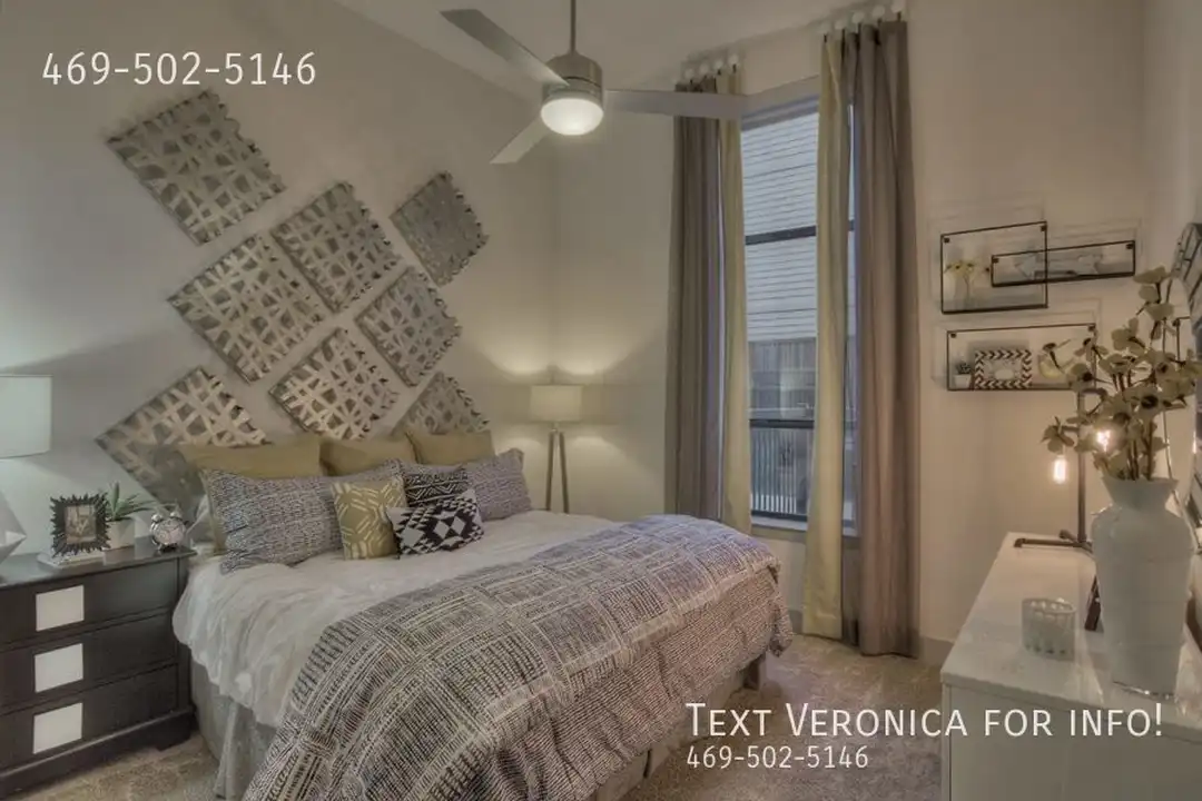 1110 S Cesar Chavez Blvd - View 2
