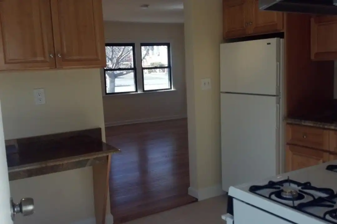 186 Kingston Rd - View 4