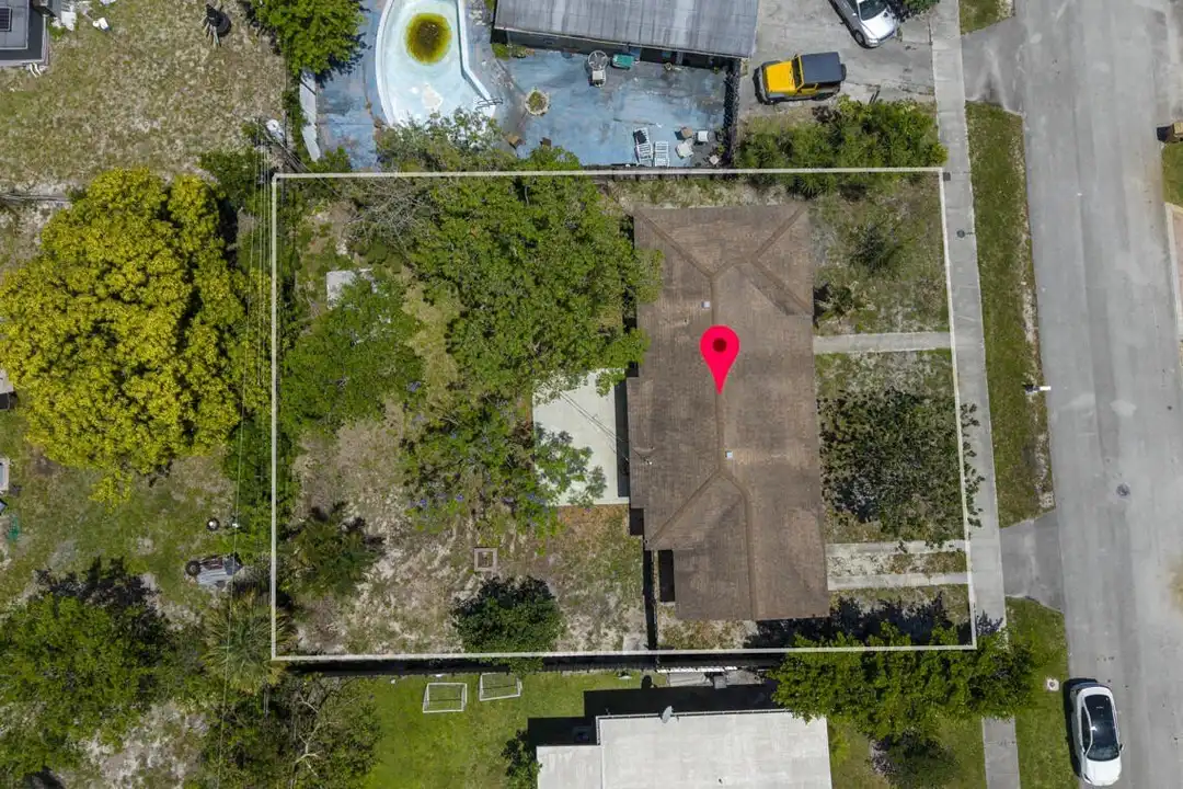 261 NE 42nd St - View 2