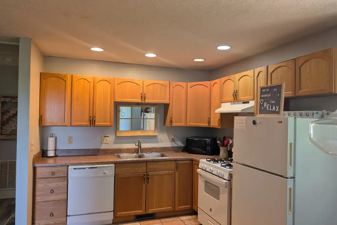 922 Henderson Rd – photo 1 of 10