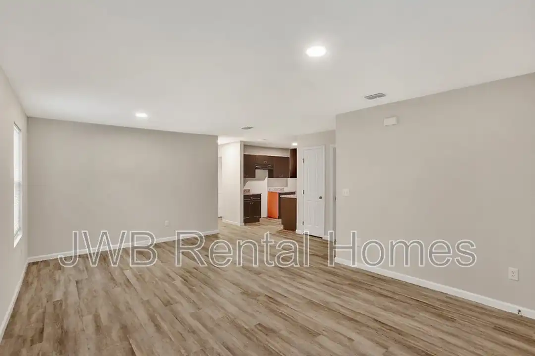 8008 Railroad Ave – pohled 4