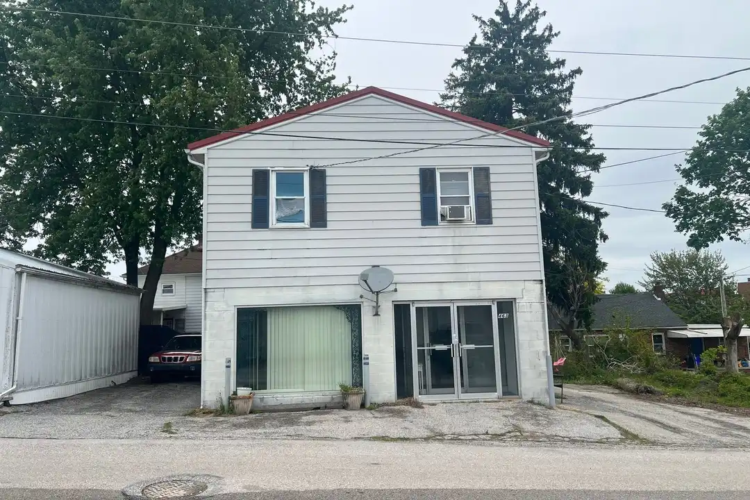 463 E Market Ave – photo 1 of 8