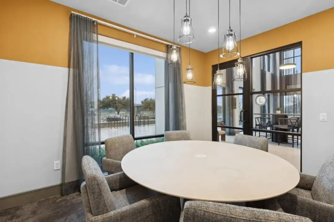 9101 1/2 Metric Blvd - More