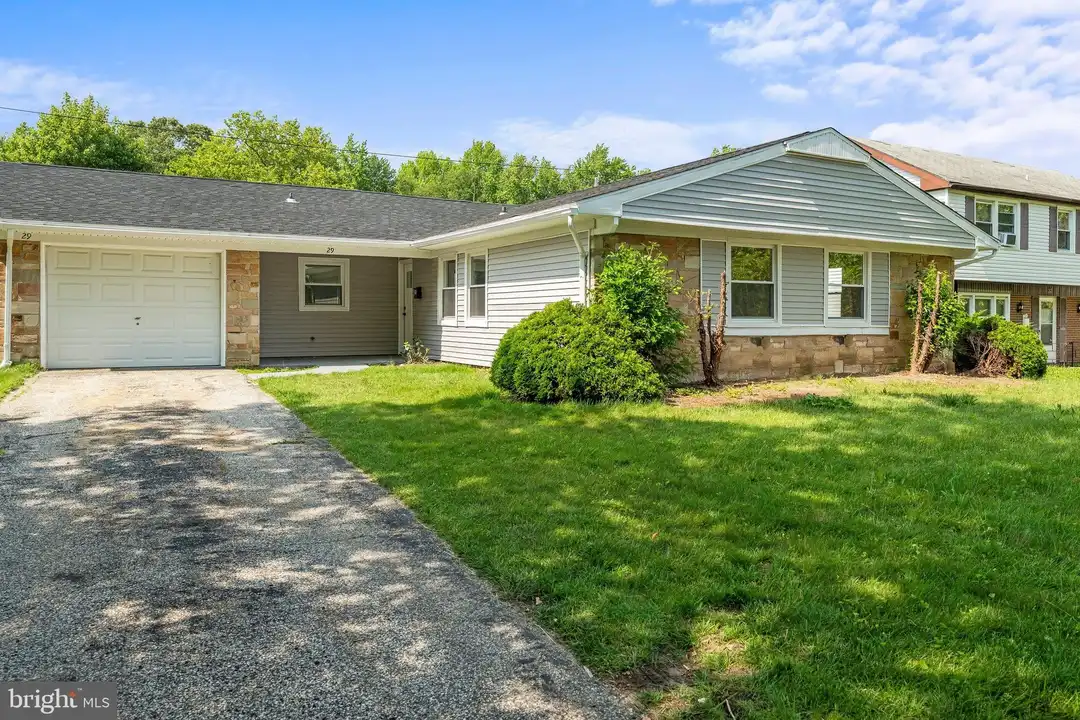 29 Hinsdale Ln – photo 1 of 46