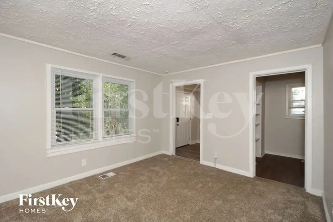 1800 Oakmont Dr NW - View 3