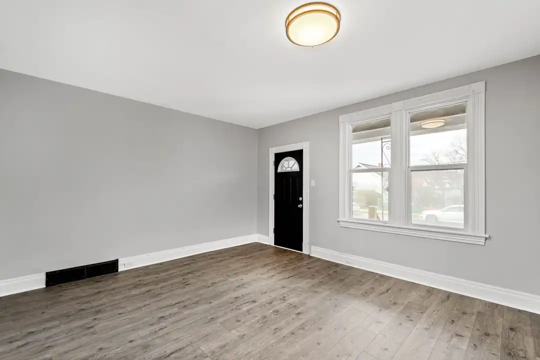 105 Broadway St - More