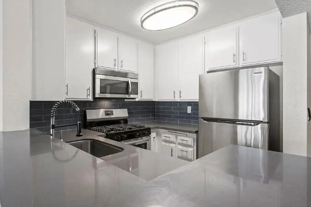 Apartment in Sherman Oaks - View 2