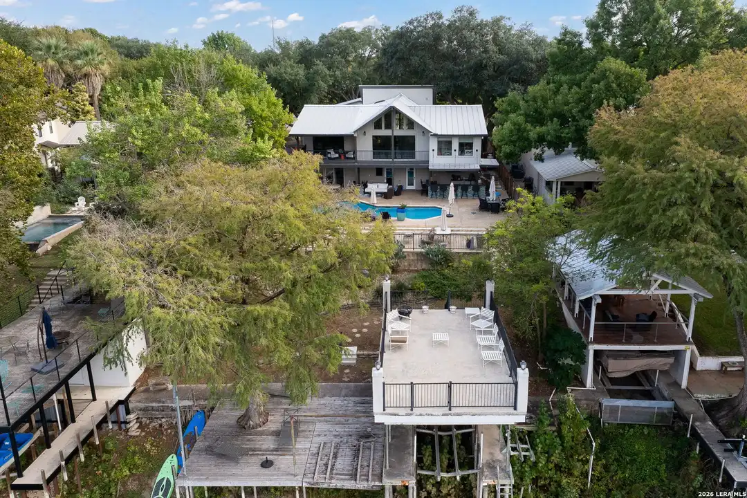 180 Lake Ridge Dr - View 2